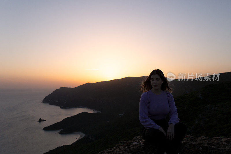 一位女士在Portinho da欣赏日落Arrábida